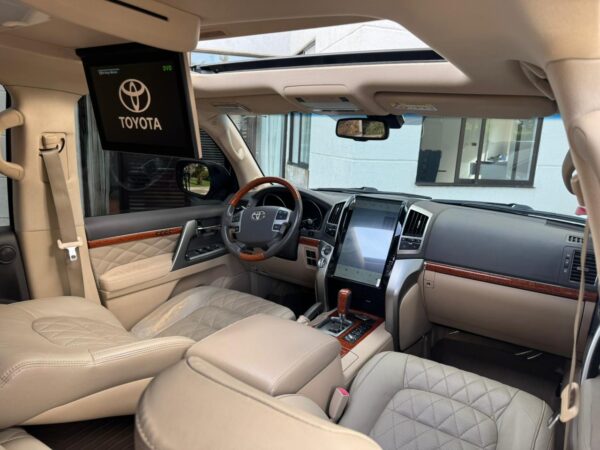 Toyota Land Cruiser Sahara V8 2015 - Image 10