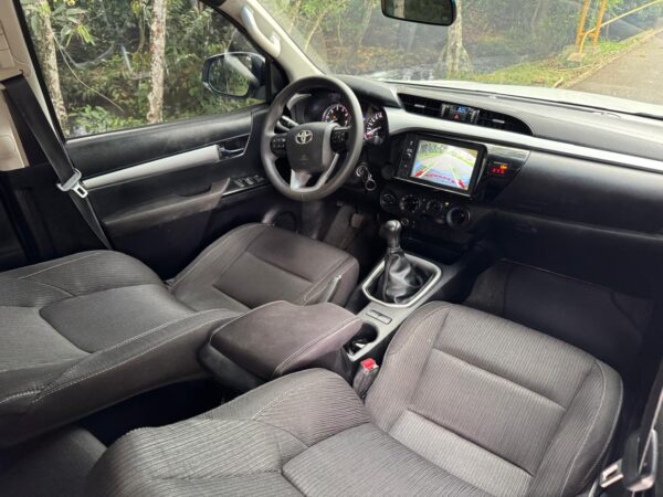 Toyota Hilux - Image 12