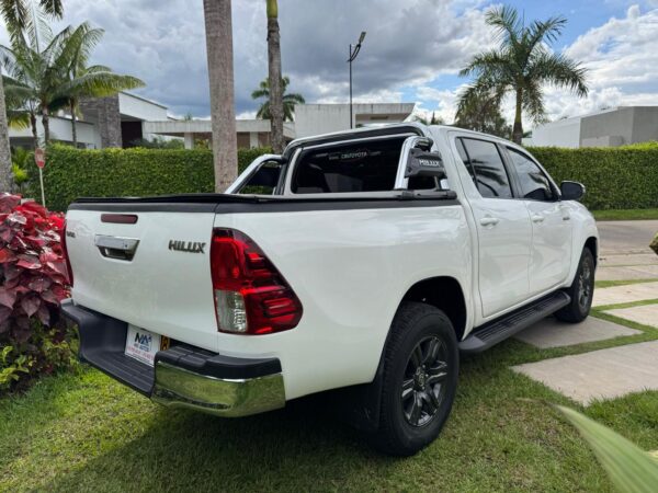 Toyota Hilux - Image 8
