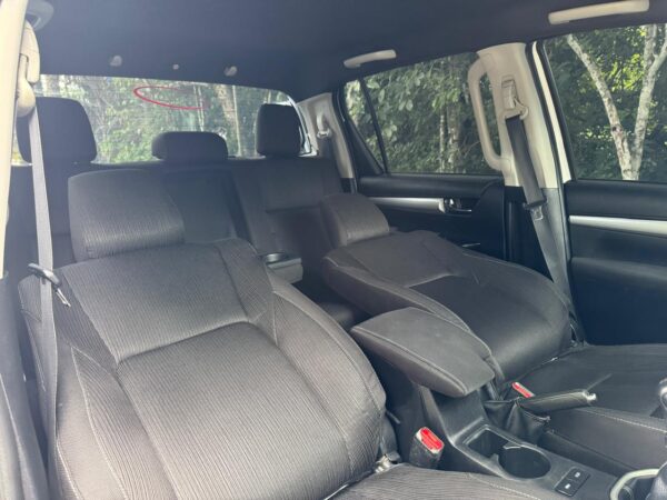 Toyota Hilux - Image 13