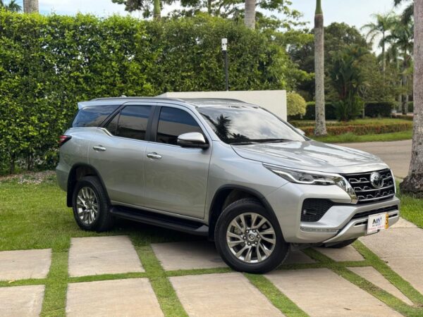 Toyota Fortuner SRV Modelo 2024 - Image 3
