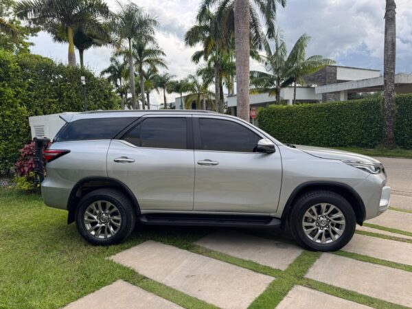 Toyota Fortuner SRV Modelo 2024 - Image 9