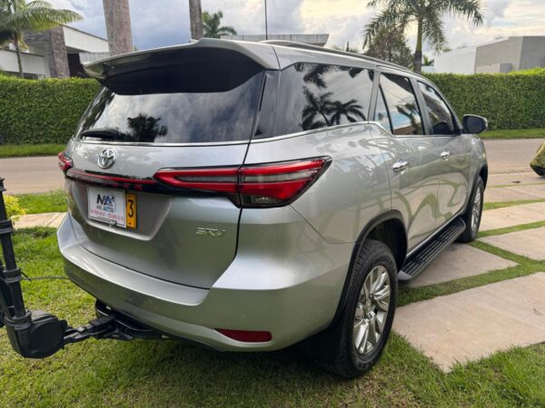 Toyota Fortuner SRV Modelo 2024 - Image 8